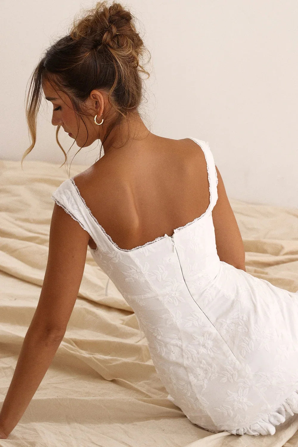 weißes besticktes Minikleid