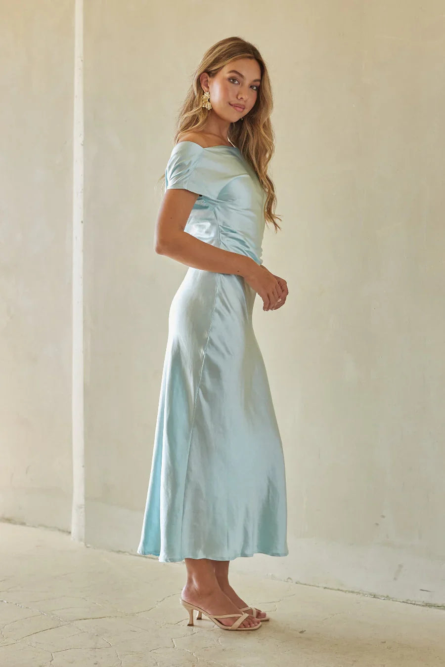 Kaiden Satin-Midikleid mit Wasserfallausschnitt