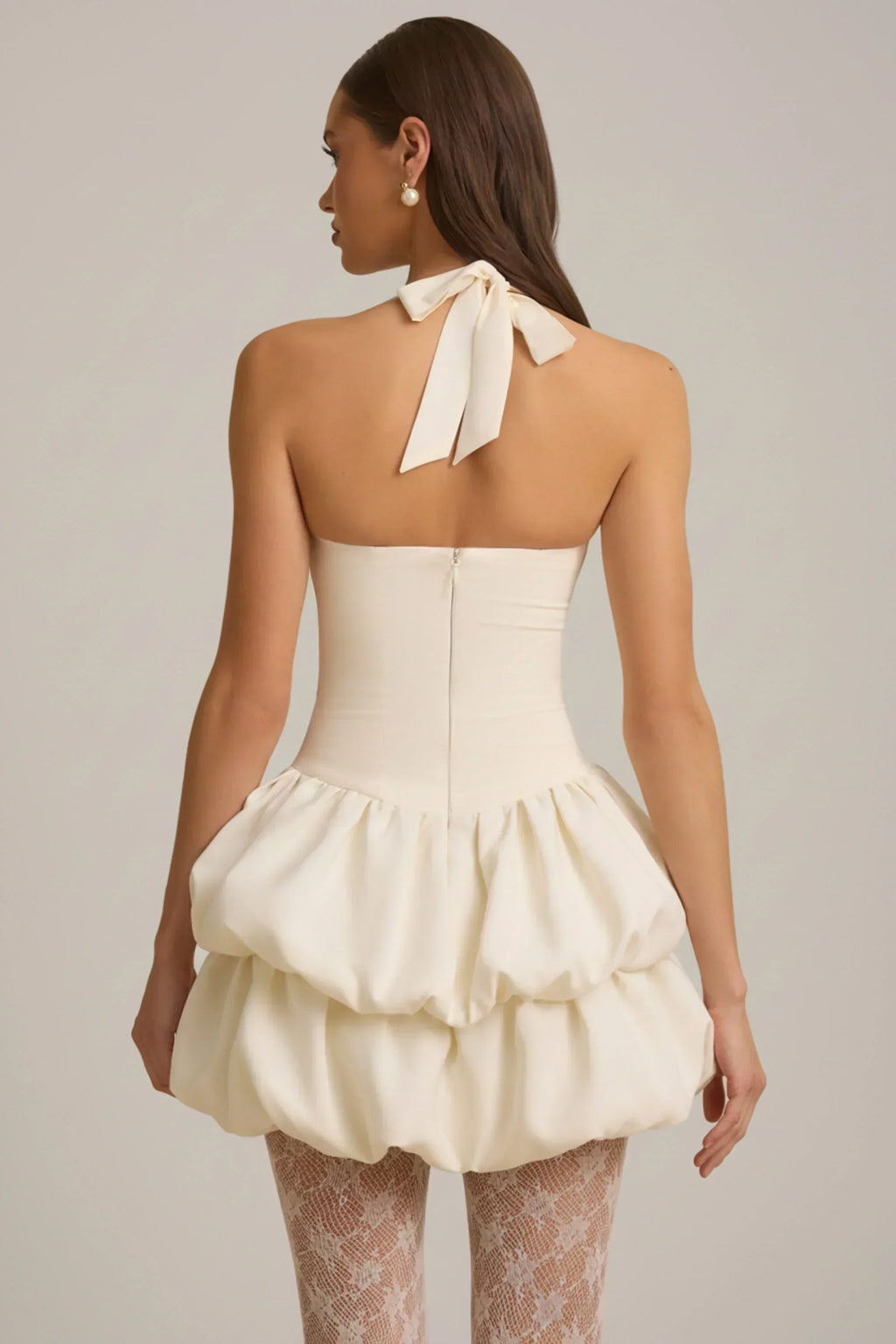 Neckholder-Minikleid mit Stufen-Bubble-Saum und Korsettdetail in Elfenbein