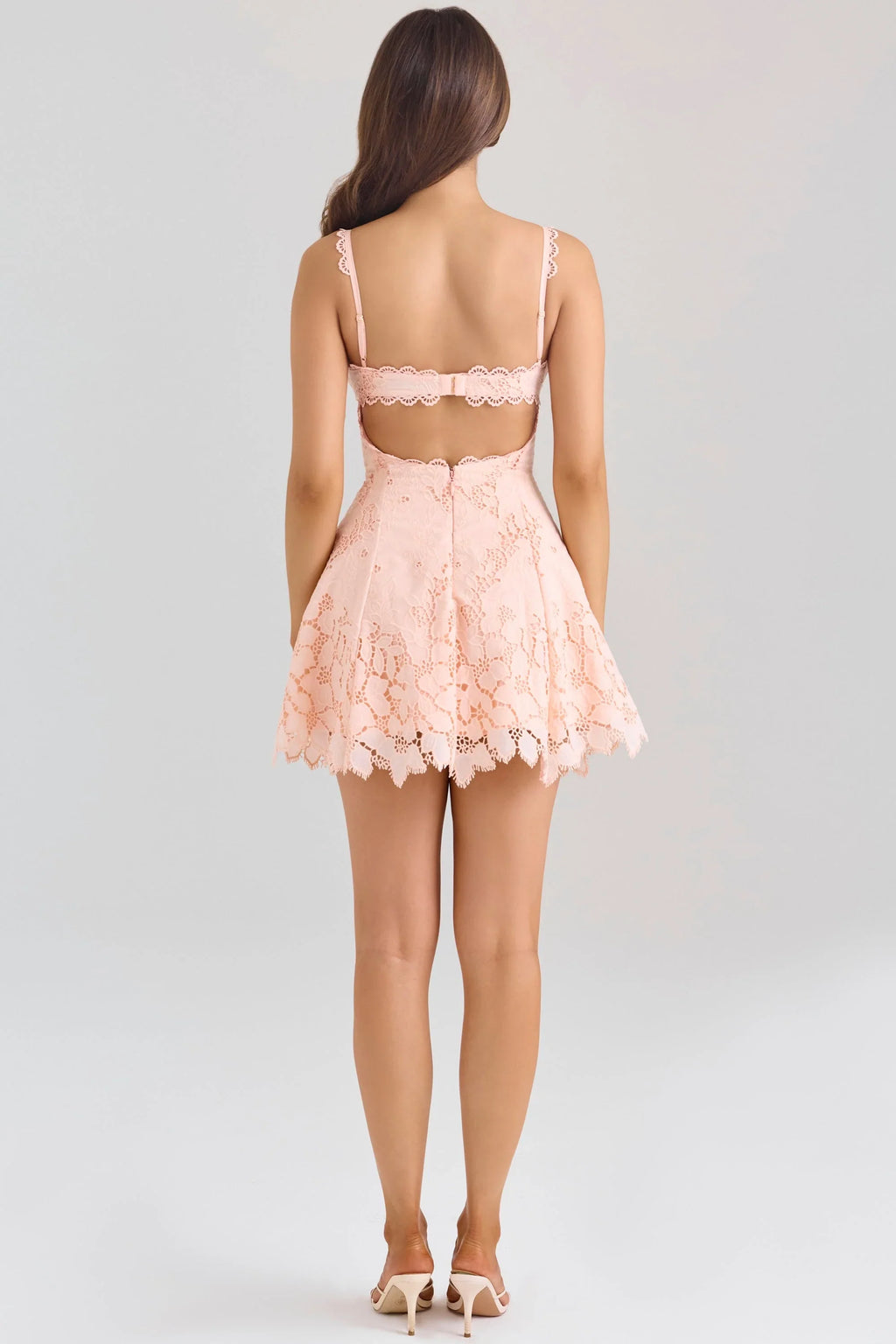 Pfirsichfarbenes Mini-Kleid mit Muschelsaumspitze und Lochstickerei