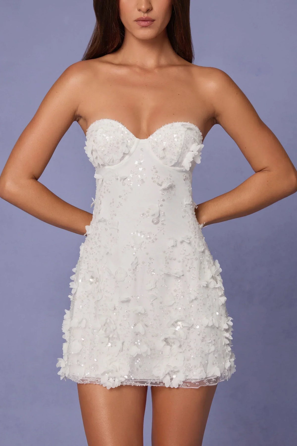 Verziertes Bandeau-Mini-A-Linien-Kleid in Weiß