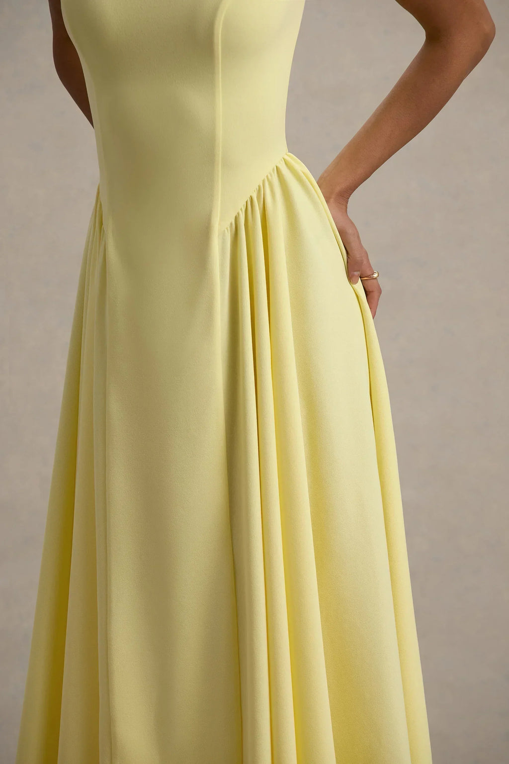 Muriel | Zitronengelbes Midi-Kleid mit U-Boot-Ausschnitt und voluminösem Saum