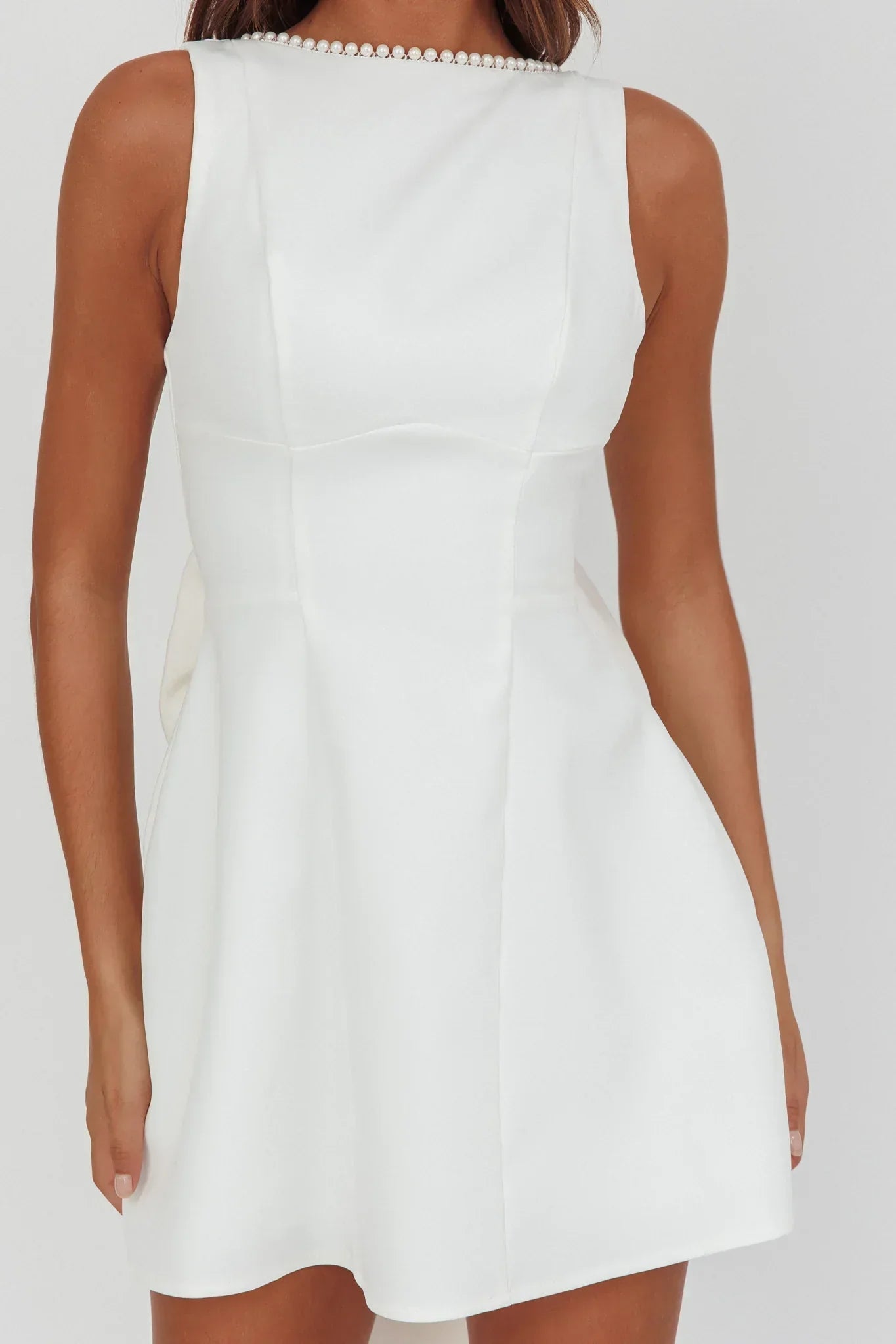 Üppiges Perlenbesetztes Oversized Schleifen Minikleid Weiß
