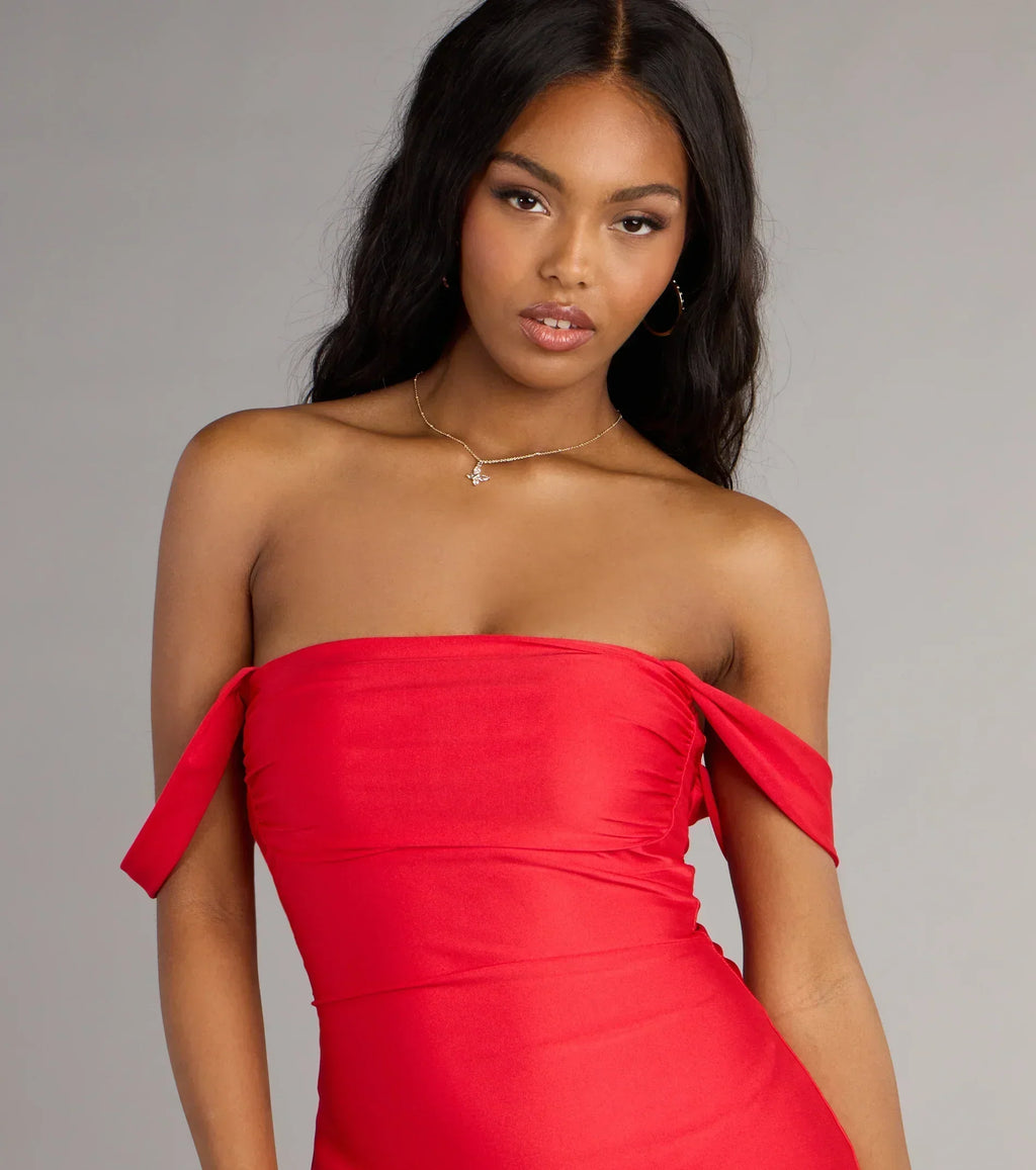 Klassikerliebhaber schulterfreies Satin-A-Linien-Minikleid