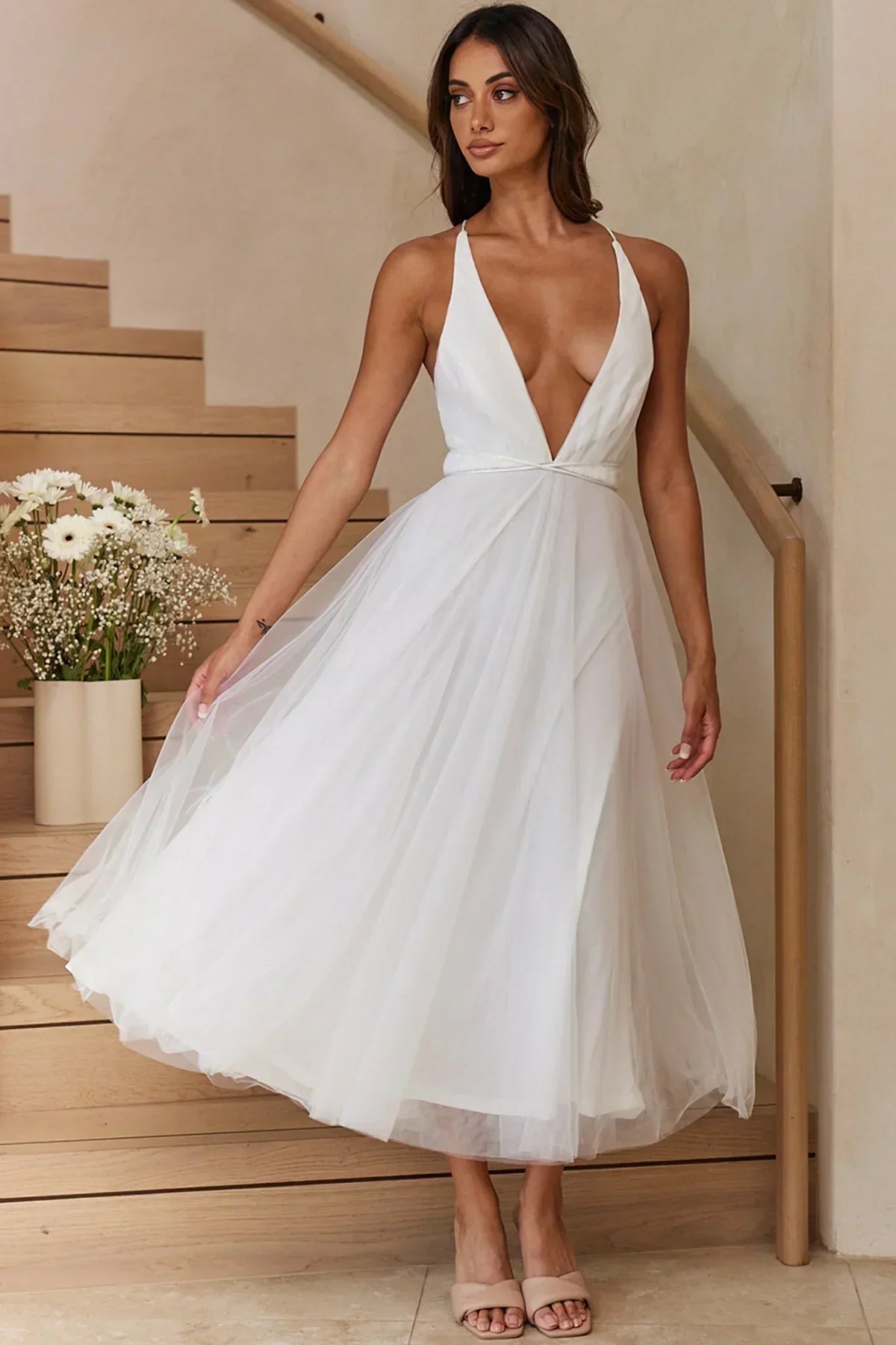Fließendes Midi-Kleid mit tiefem Ausschnitt und Mesh-Overlay, Weiß