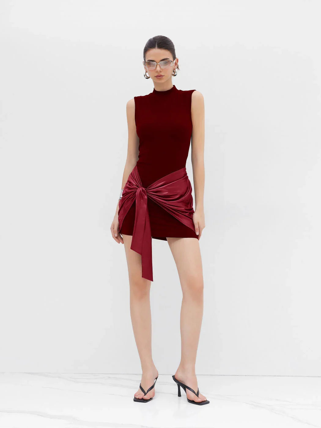 Hochgeschlossenes, gerafftes Mini-Kleid mit Knoten