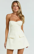 Alodia Minikleid – schulterfreies Bouclé-Kleid mit Tulpenrock in Creme
