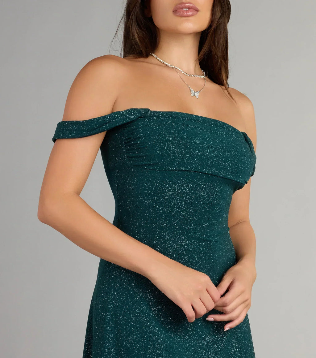 Klassisches, glitzerndes Off-Shoulder-Minikleid aus Strick