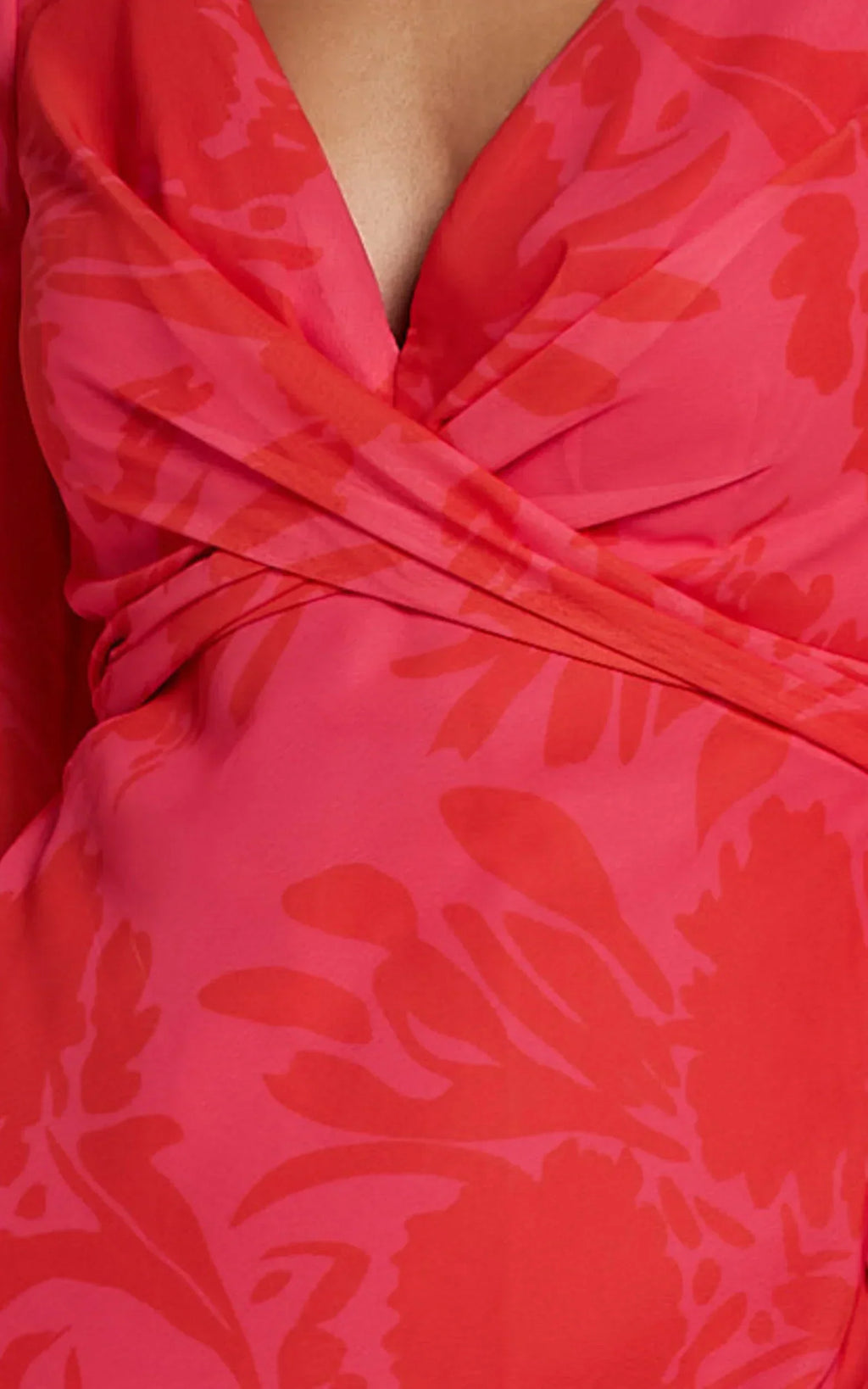 Claude Midi-Kleid – Midi-Trägerkleid mit tiefem V-Ausschnitt und langen Ärmeln im Print