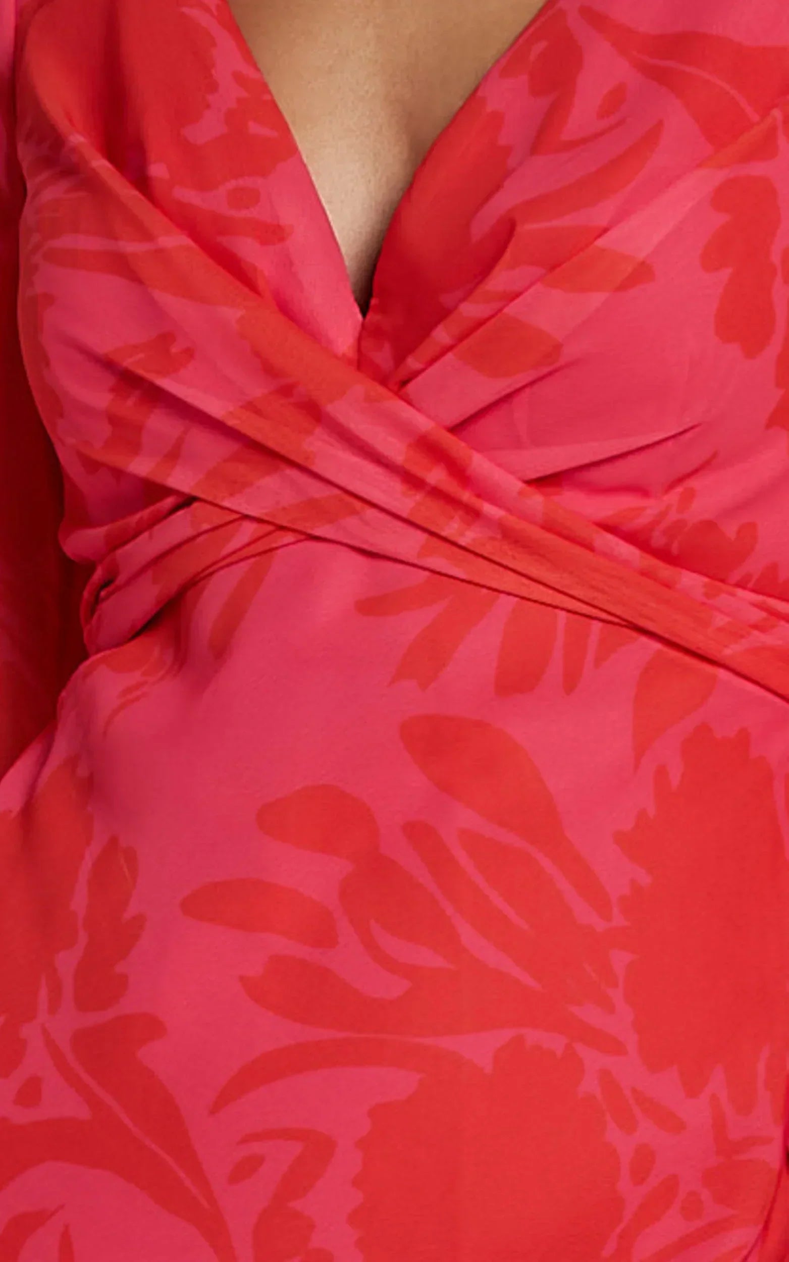 Claude Midi-Kleid – Midi-Trägerkleid mit tiefem V-Ausschnitt und langen Ärmeln im Print