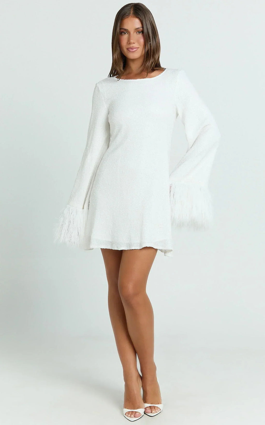 Rowella Minikleid – Glockenärmelkleid mit Kunstfedern in Weiß