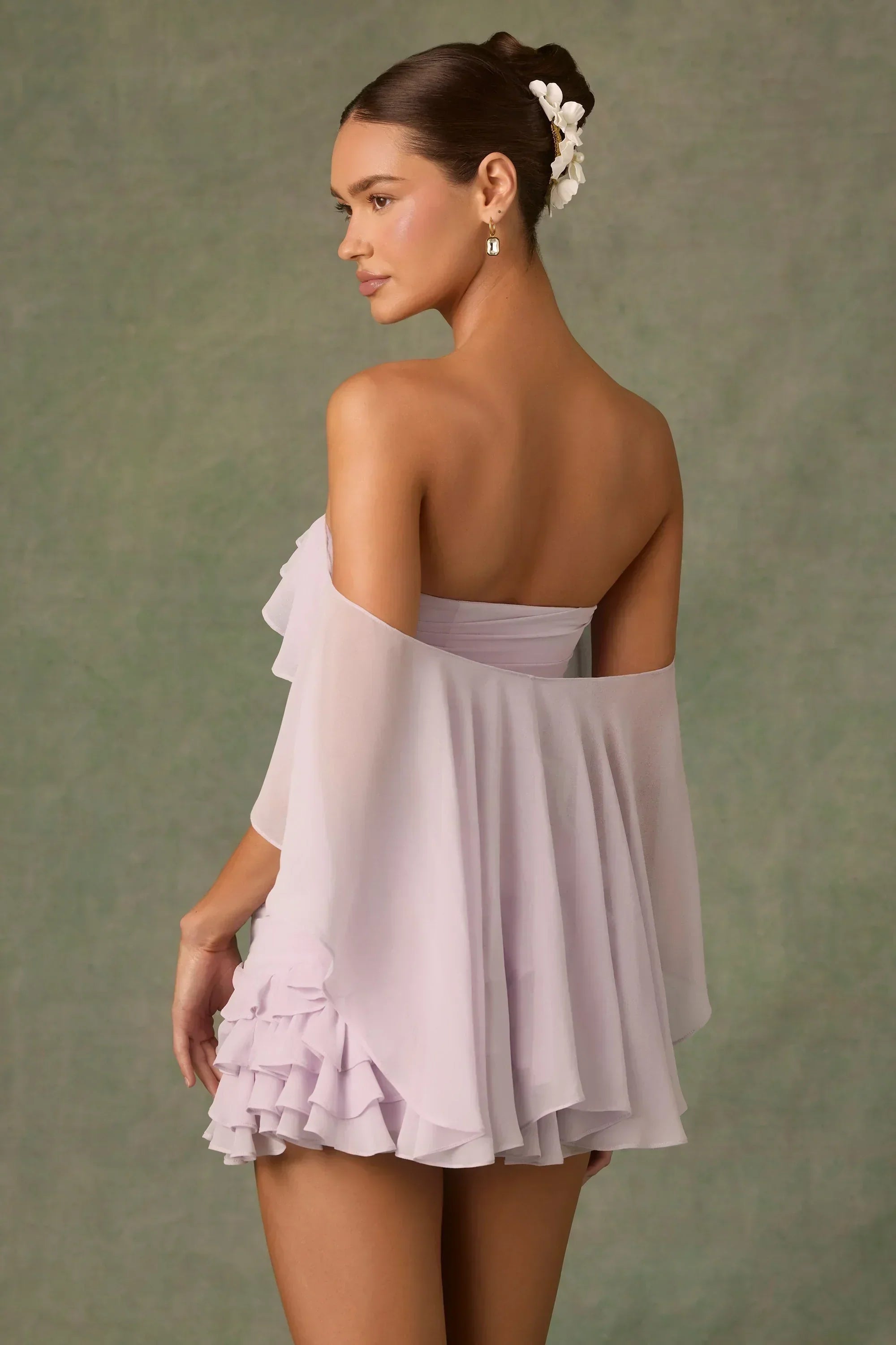 Schulterfreies, gerafftes Minikleid in Flieder
