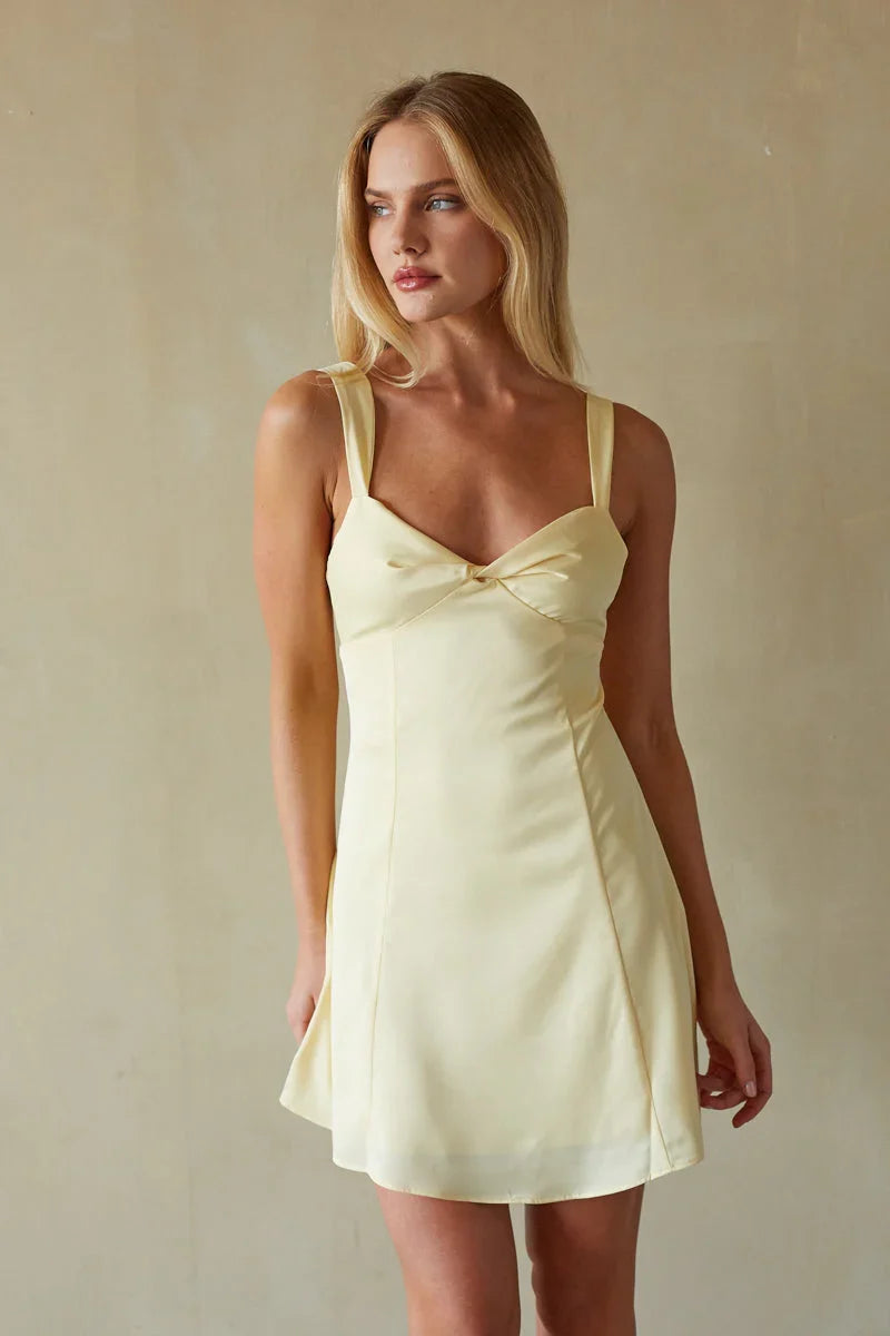 Lizzy Mini-Kleid mit vorderer Drehung und Rückbindung