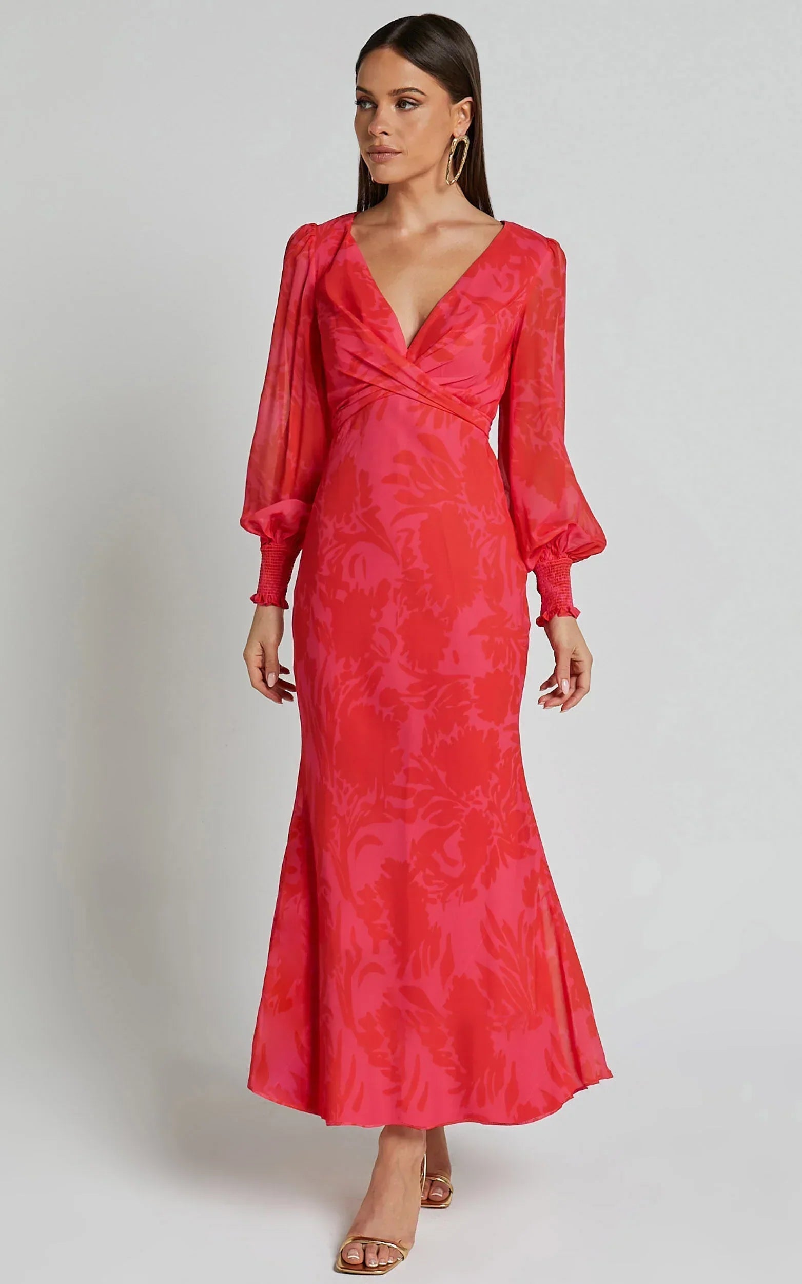 Claude Midi-Kleid – Midi-Trägerkleid mit tiefem V-Ausschnitt und langen Ärmeln im Print