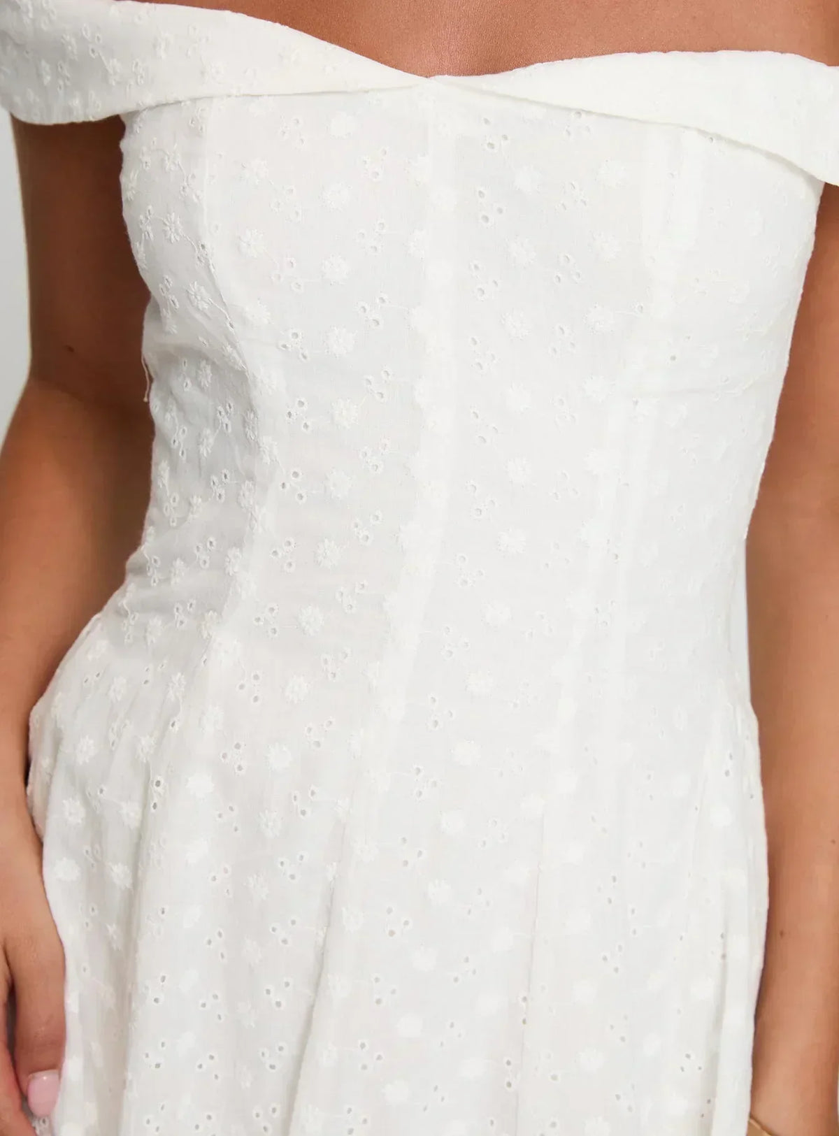 Rosebud Broderie Carmen-Minikleid Weiß
