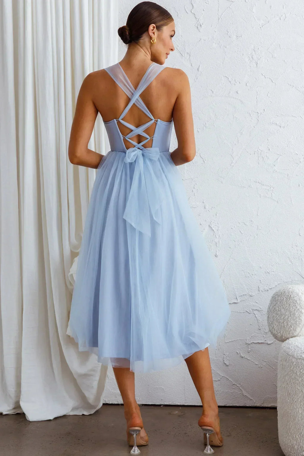 Surreales Midikleid aus Tüll mit Schnürung am Rücken, Blau