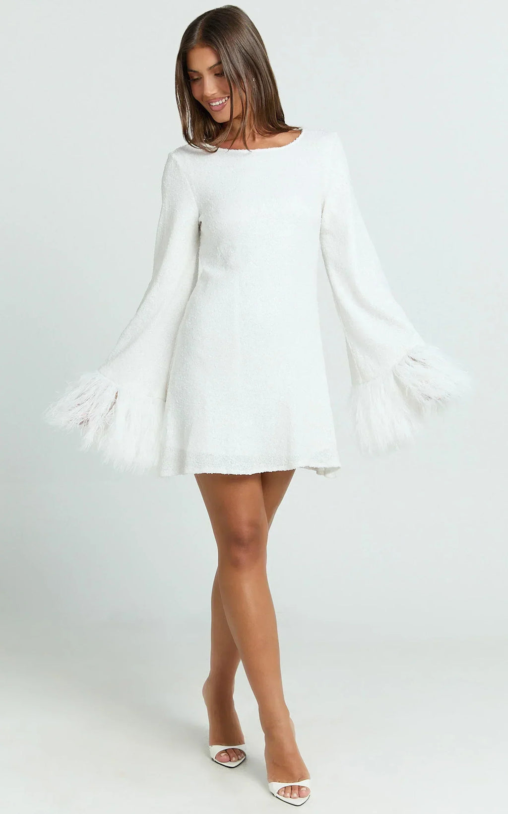 Rowella Minikleid – Glockenärmelkleid mit Kunstfedern in Weiß