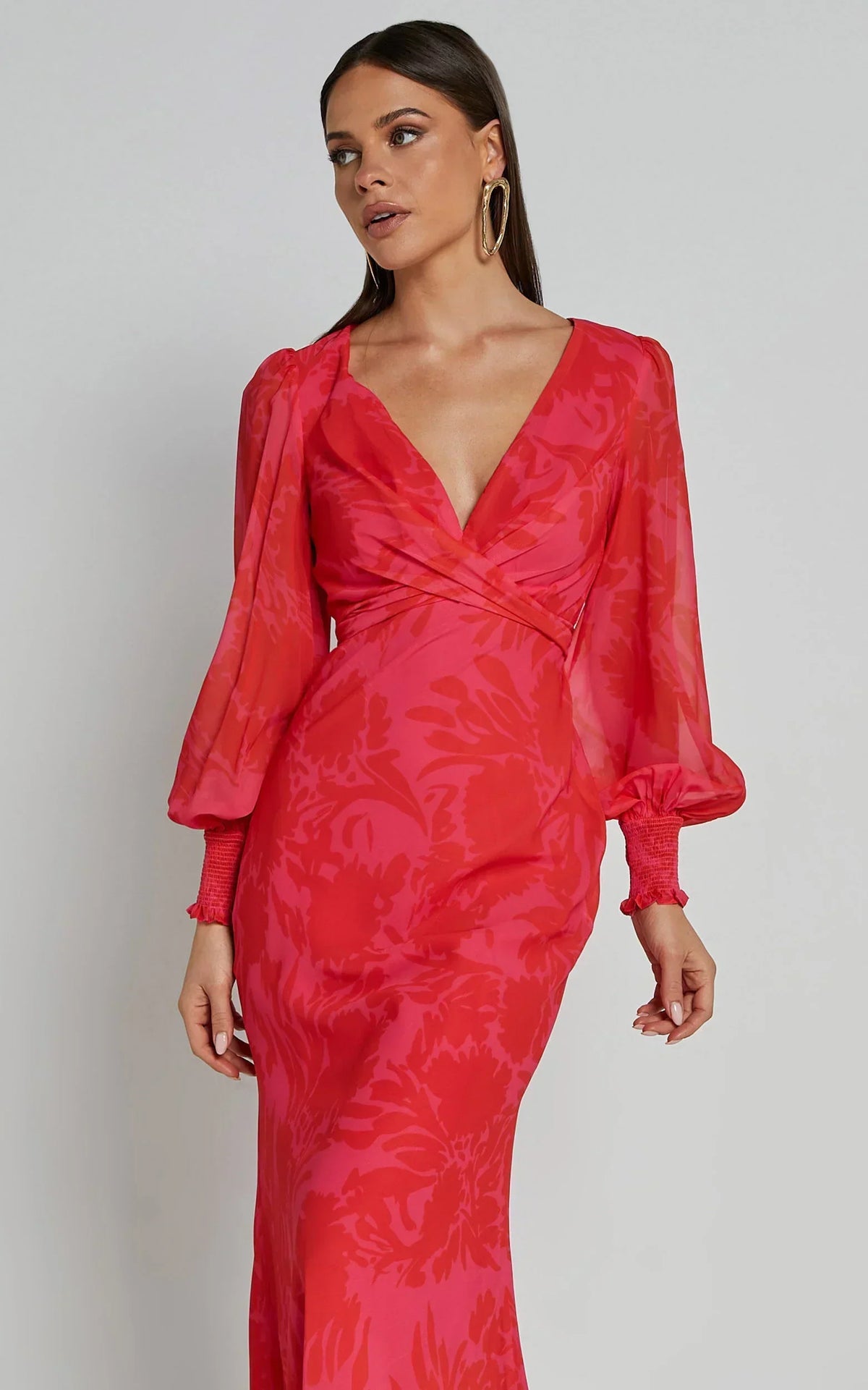 Claude Midi-Kleid – Midi-Trägerkleid mit tiefem V-Ausschnitt und langen Ärmeln im Print