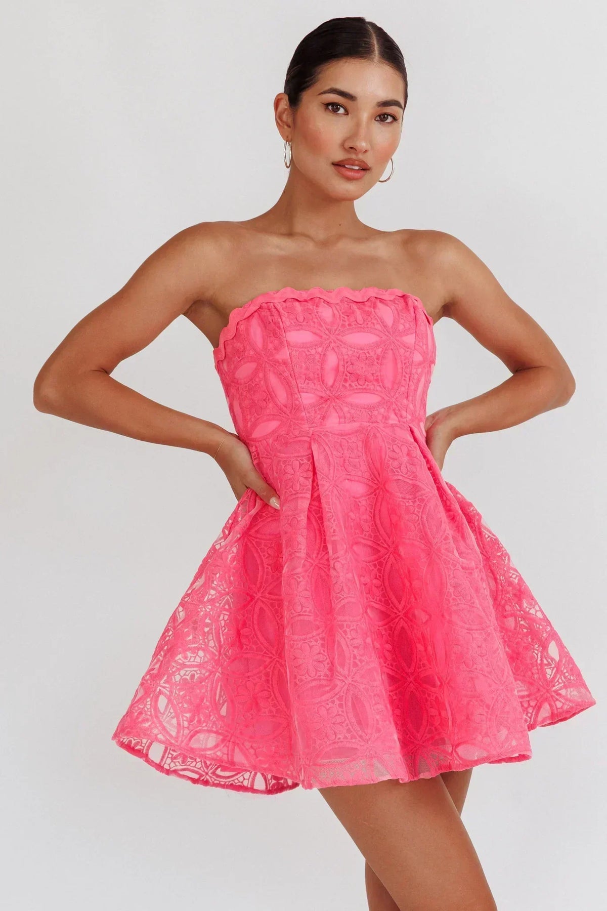 Kesenia Trägerloses besticktes Minikleid Hot Pink