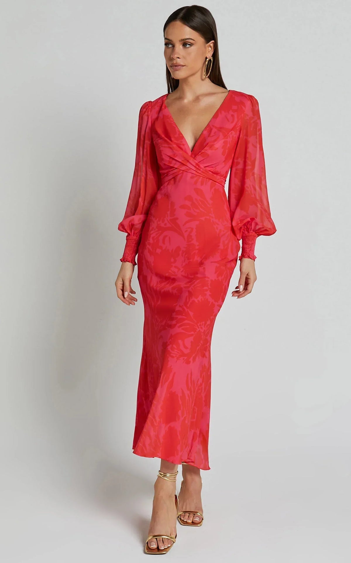 Claude Midi-Kleid – Midi-Trägerkleid mit tiefem V-Ausschnitt und langen Ärmeln im Print