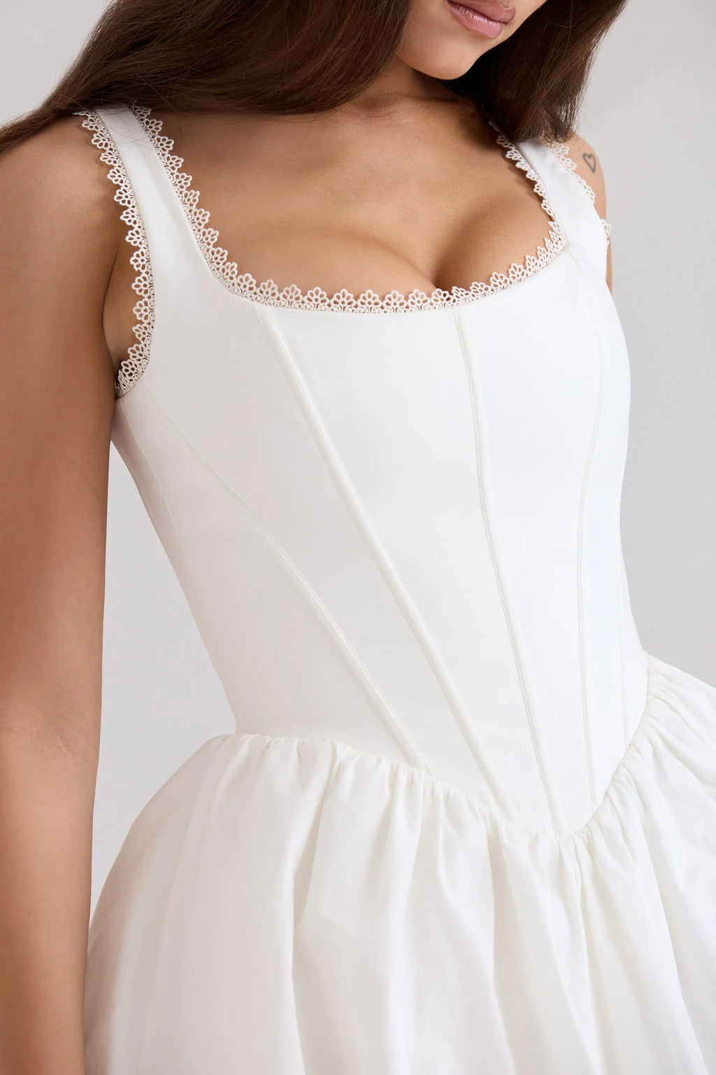 weißes Mini-Kleid aus Stretchbaumwolle