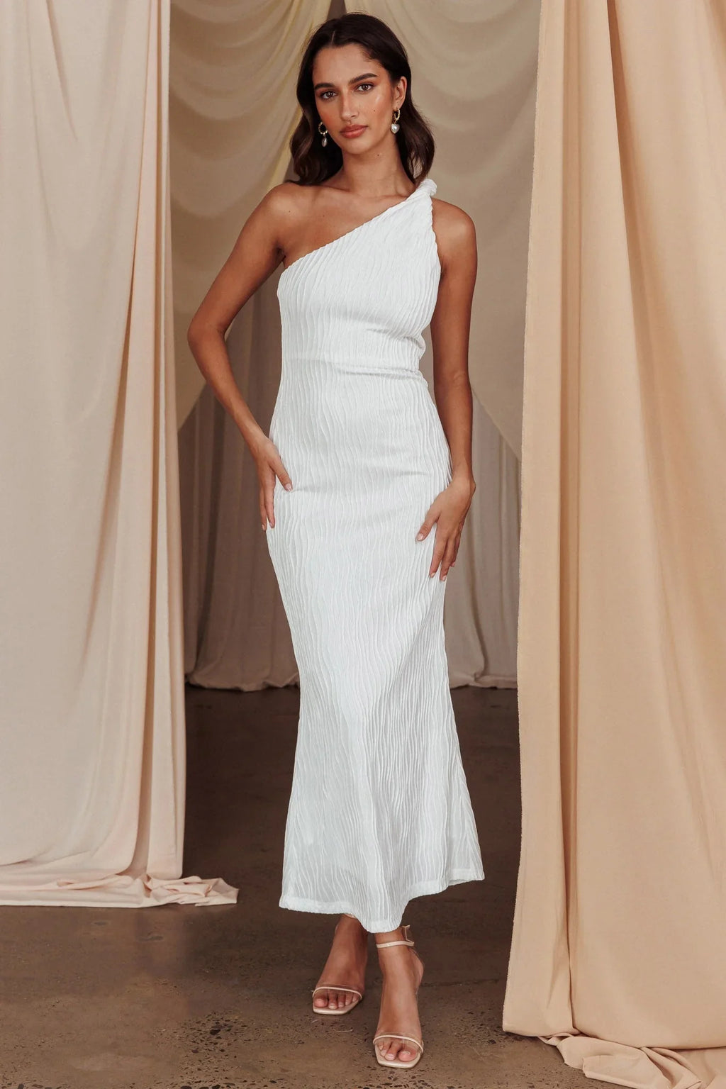 Romantisches schulterfreies Wickelkleid in Midi-Länge Weiß