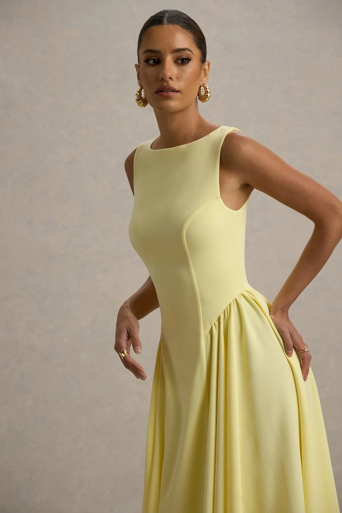 Muriel | Zitronengelbes Midi-Kleid mit U-Boot-Ausschnitt und voluminösem Saum
