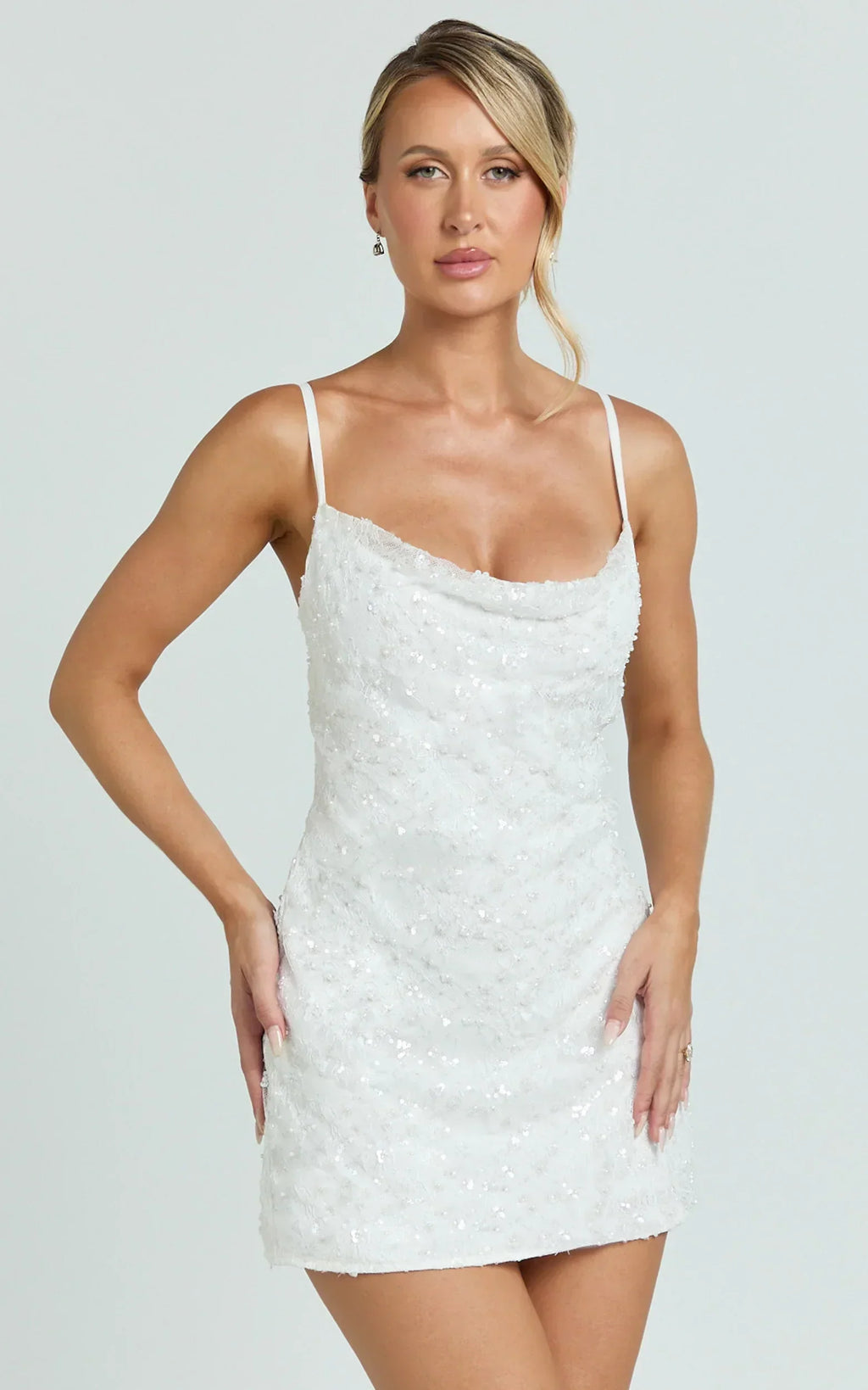 Alana Minikleid – Pailletten-Spitzenkleid mit Wasserfallausschnitt in Weiß