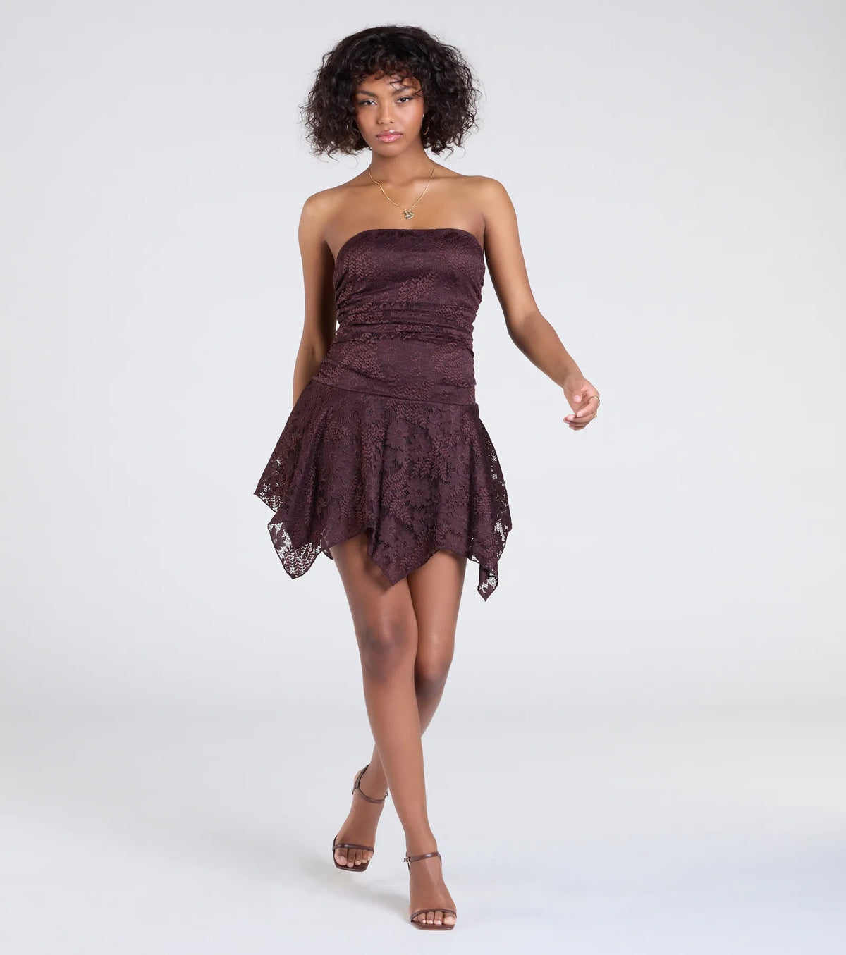 Trägerloses Mini-Kleid aus Spitze zum Ausgehen
