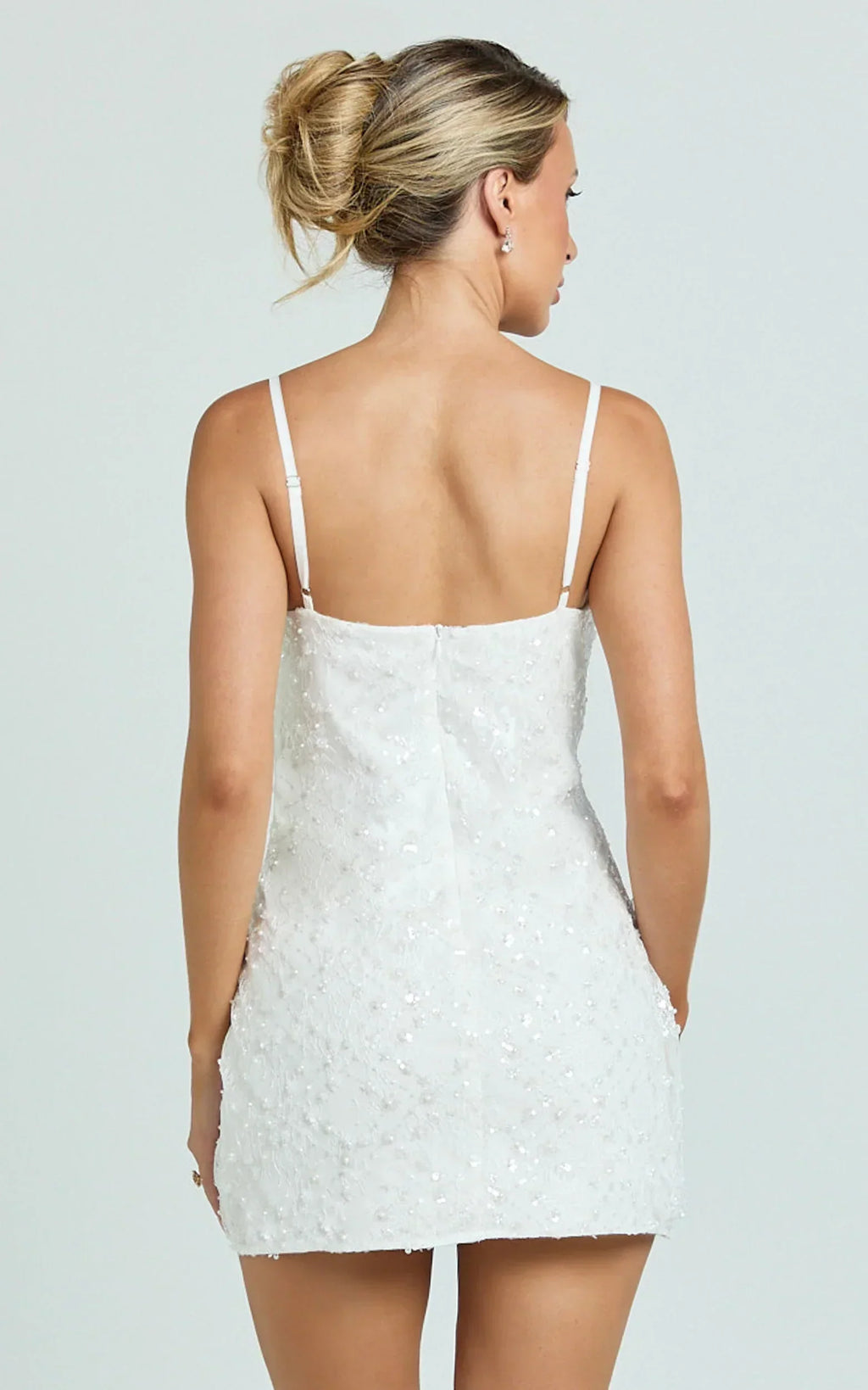 Alana Minikleid – Pailletten-Spitzenkleid mit Wasserfallausschnitt in Weiß