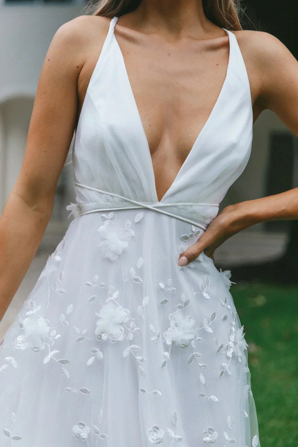 Sheri Midi-Kleid mit V-Ausschnitt und Verzierungen Weiß