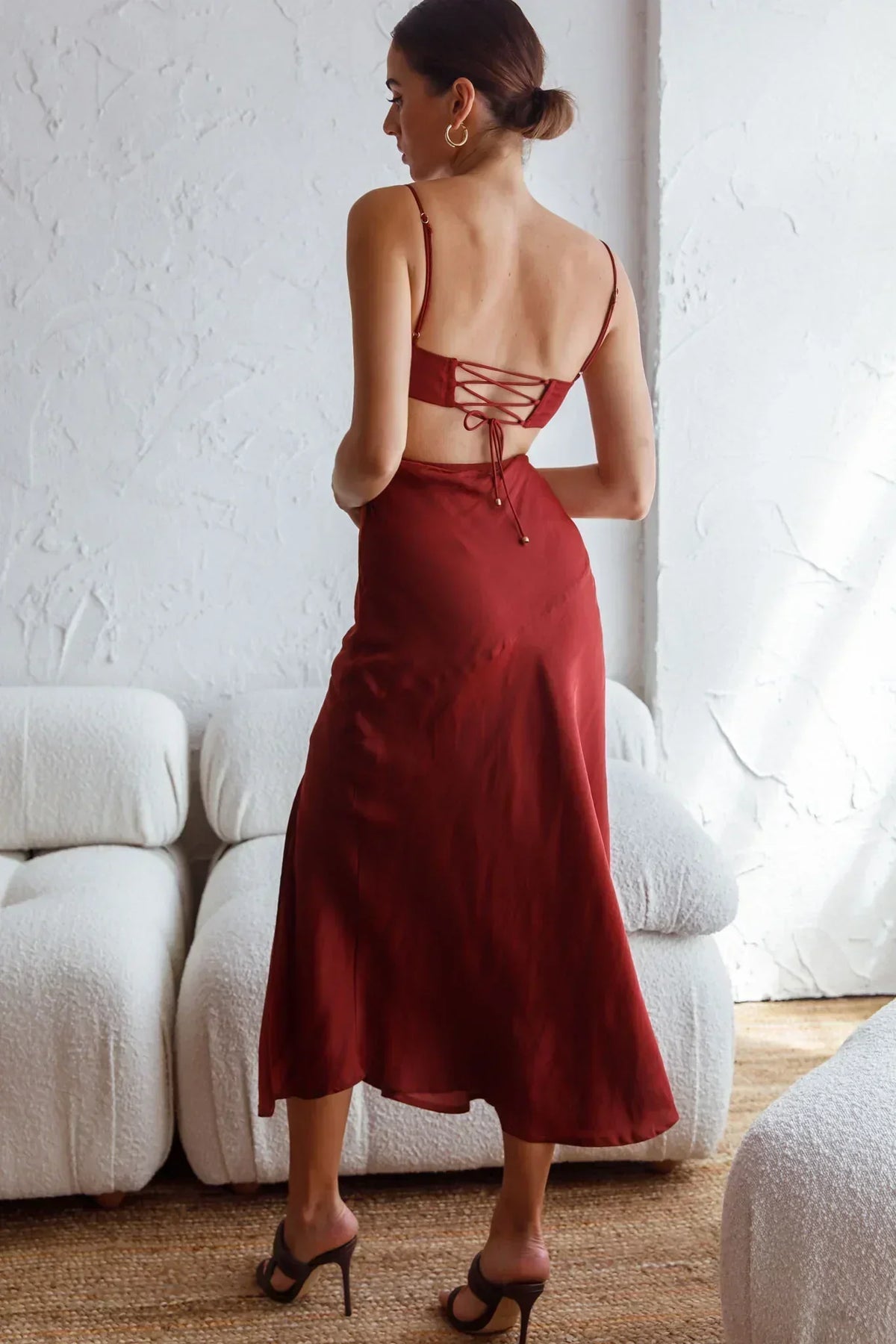 Fondest Memories Gerafftes Kleid mit Kordelzug, geschnürter Rückseite und Midilänge in Braun