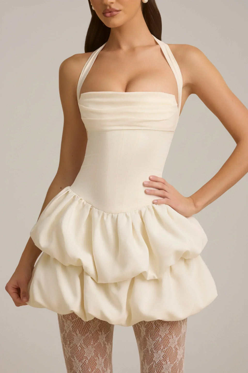 Neckholder-Minikleid mit Stufen-Bubble-Saum und Korsettdetail in Elfenbein