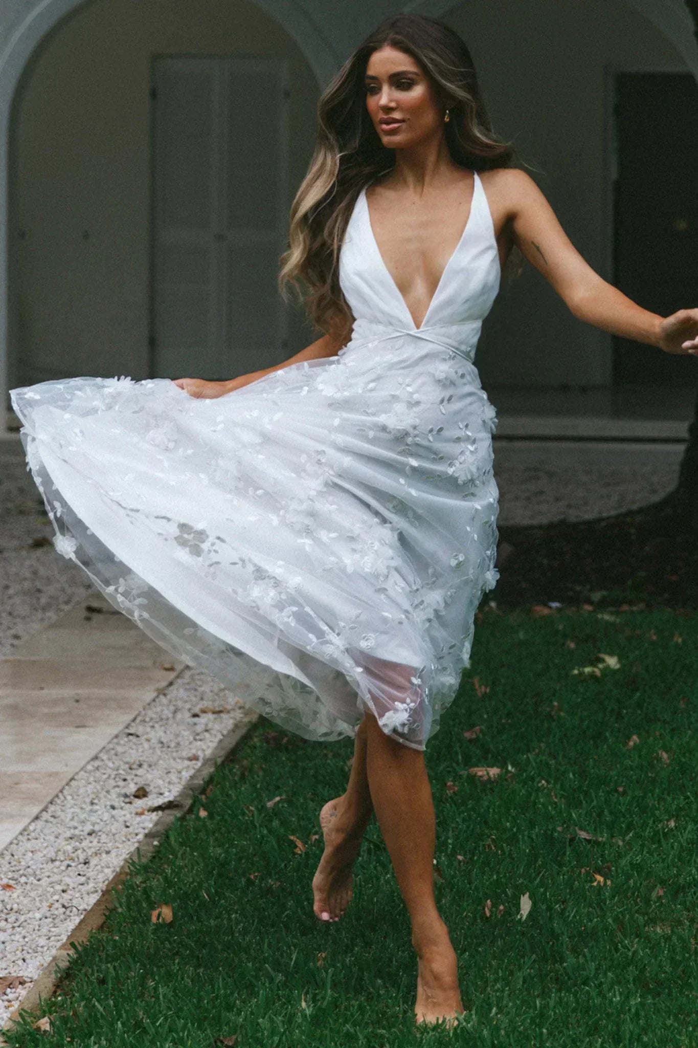 Sheri Midi-Kleid mit V-Ausschnitt und Verzierungen Weiß