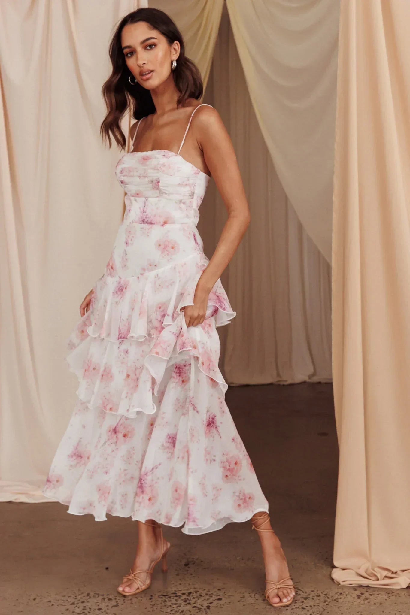 Veda gestuftes Midi-Kleid mit Blumenmuster in Blush