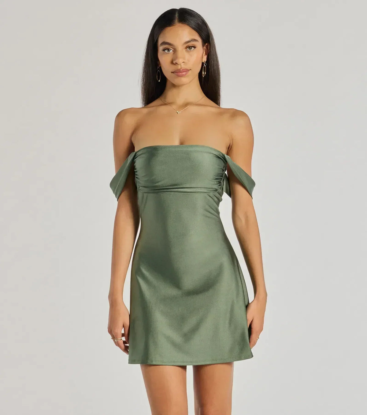Klassikerliebhaber schulterfreies Satin-A-Linien-Minikleid