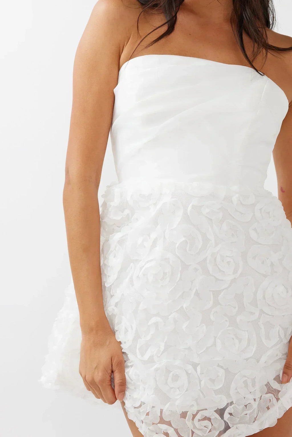 Annalyn Trägerloses Mini-Kleid mit Verzierungen in Weiß