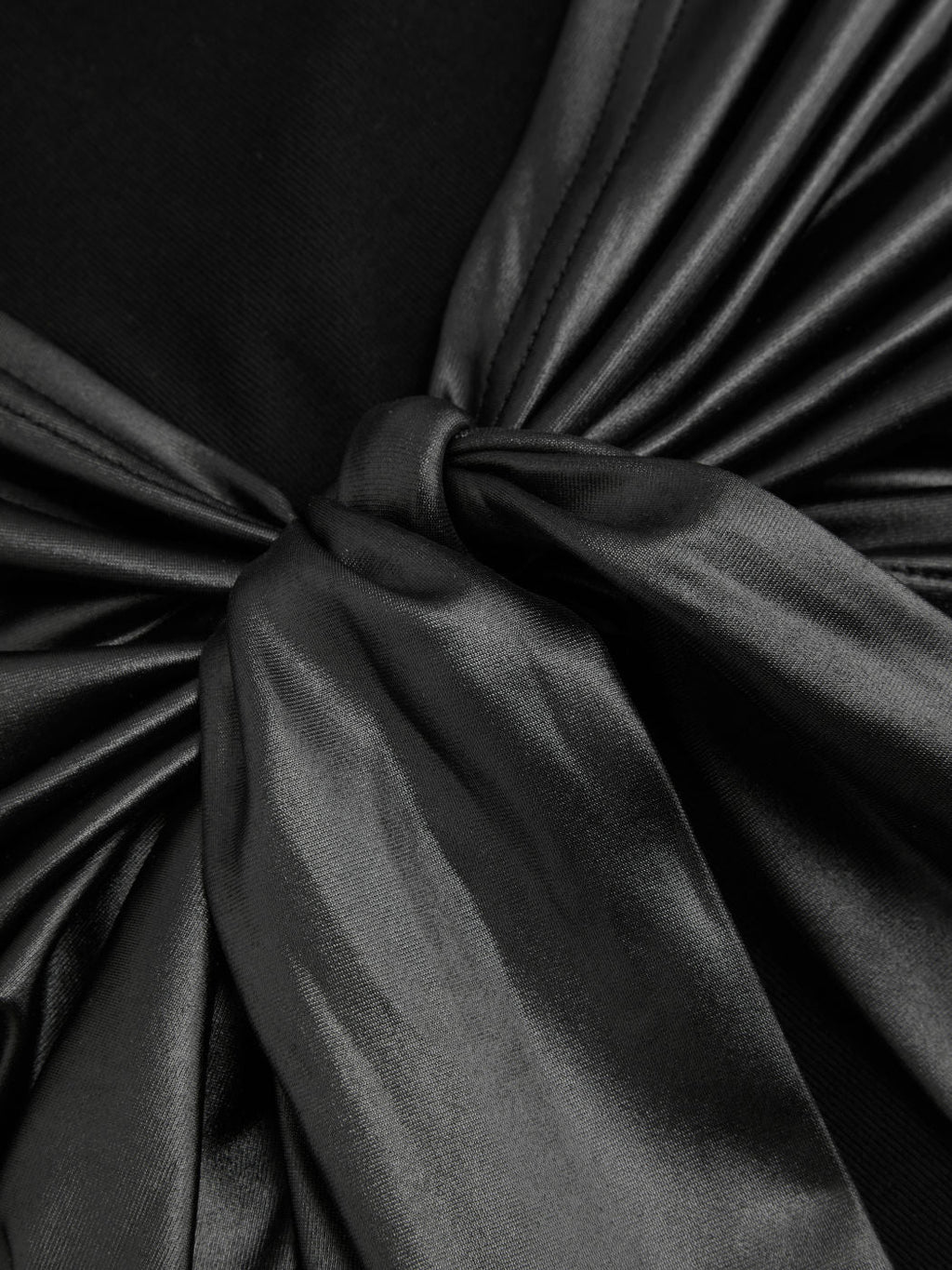 Hochgeschlossenes, gerafftes Mini-Kleid mit Knoten