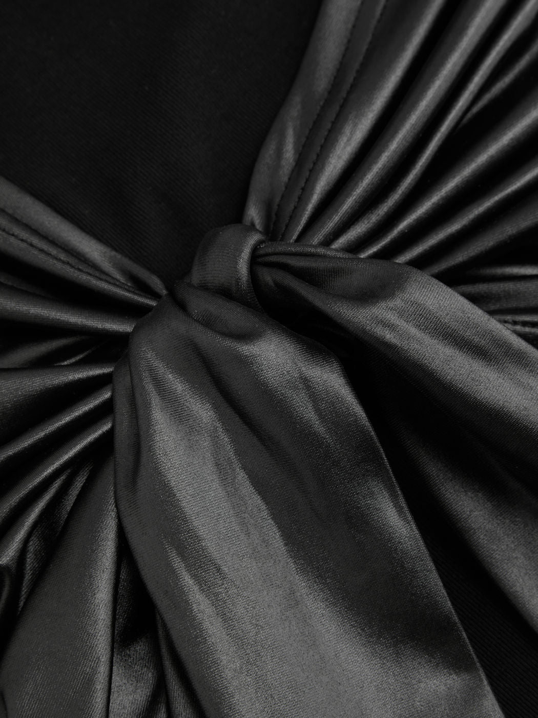 Hochgeschlossenes, gerafftes Mini-Kleid mit Knoten