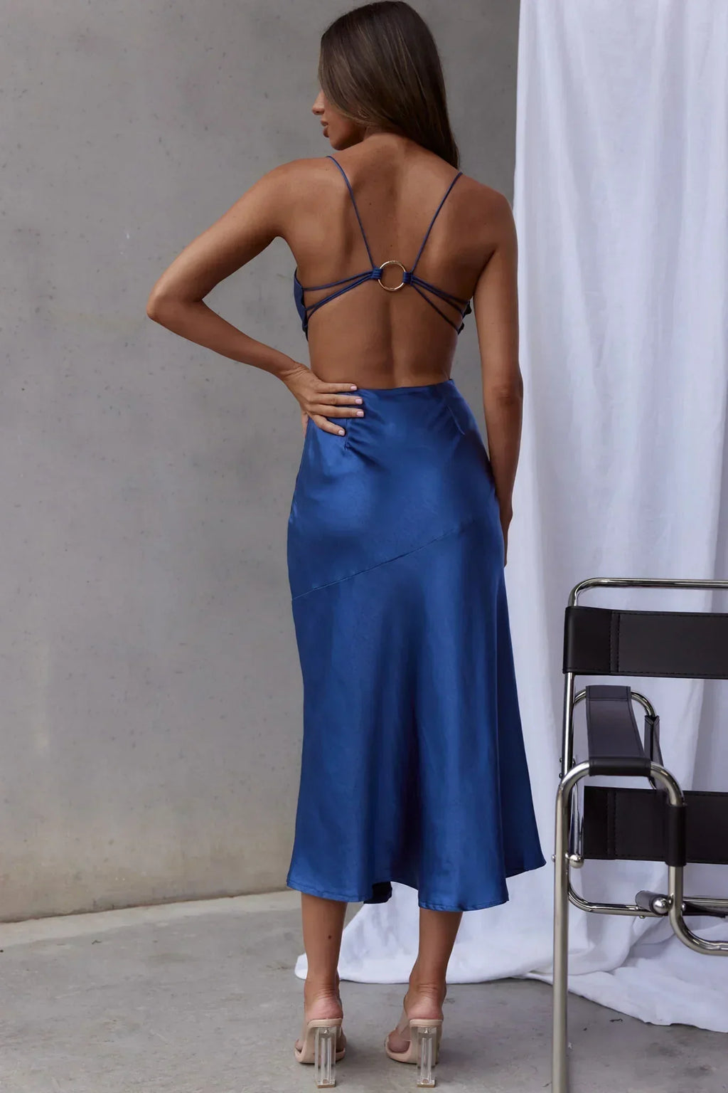 Mitternachts-Muse Midi-Kleid mit Spaghettiträgern in Blau