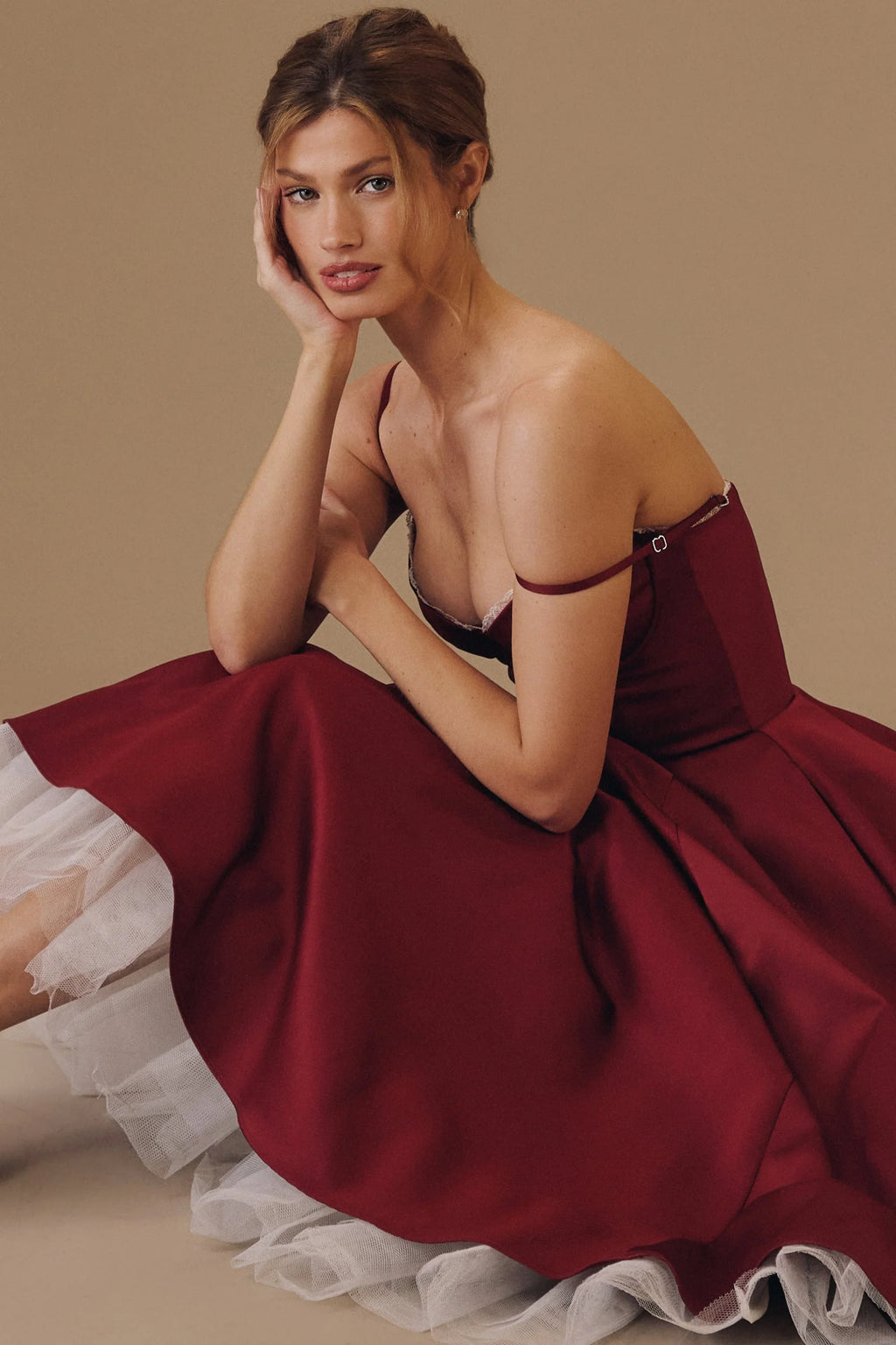 weinrotes Satin-Tüll-Midikleid