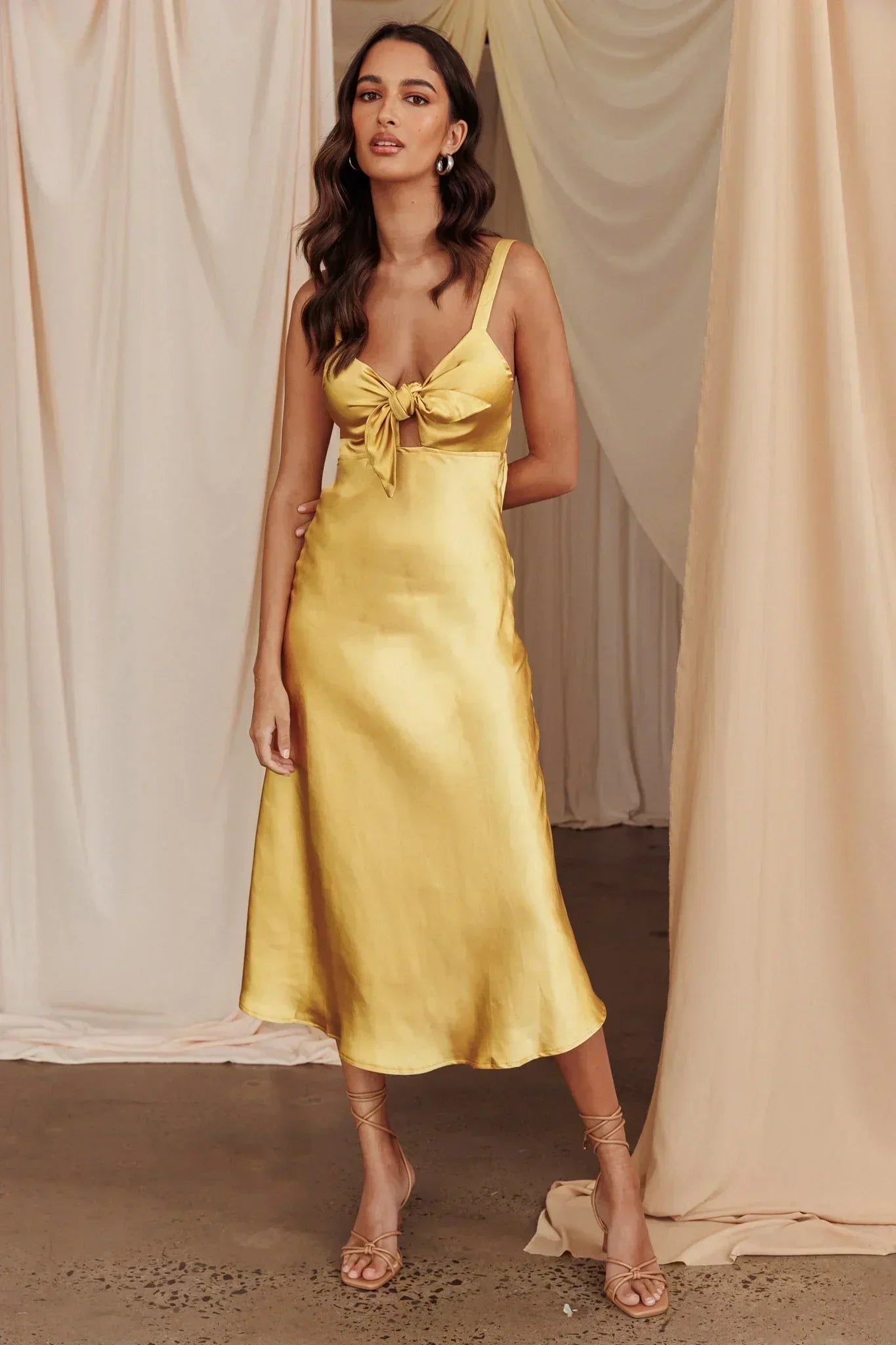 Perfect Day Satin Midikleid Senf