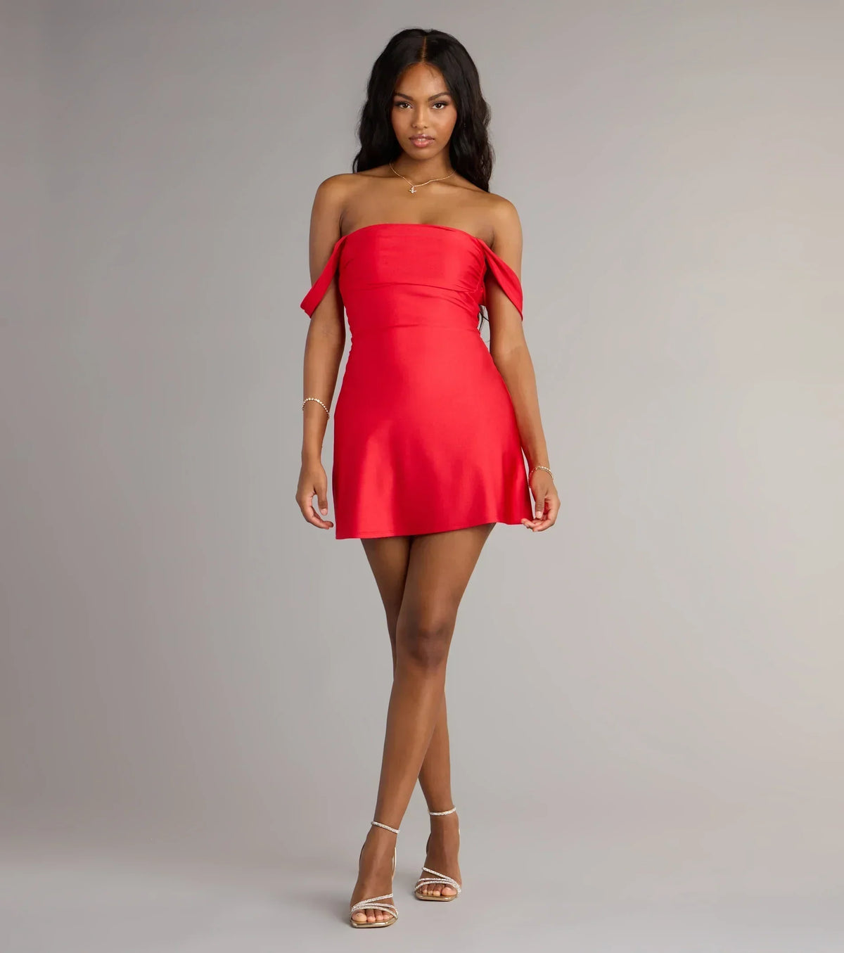 Klassikerliebhaber schulterfreies Satin-A-Linien-Minikleid