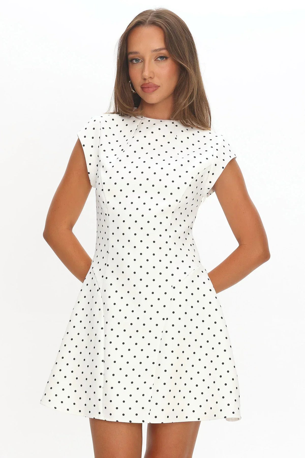 Aristos Mini-Kleid mit Kappenärmeln und weißen Punkten