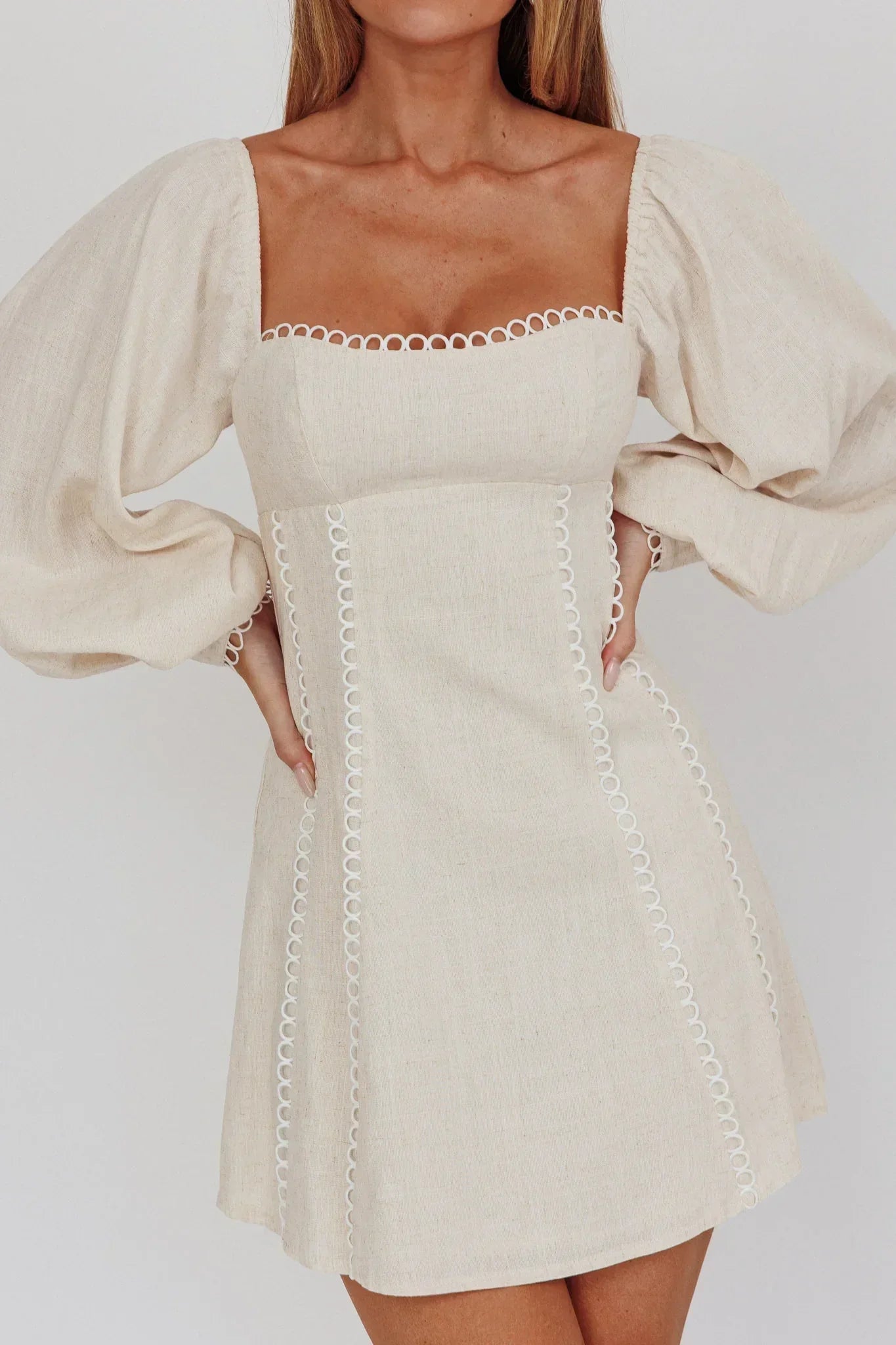 Chamberlain Ballonärmel-Minikleid Beige