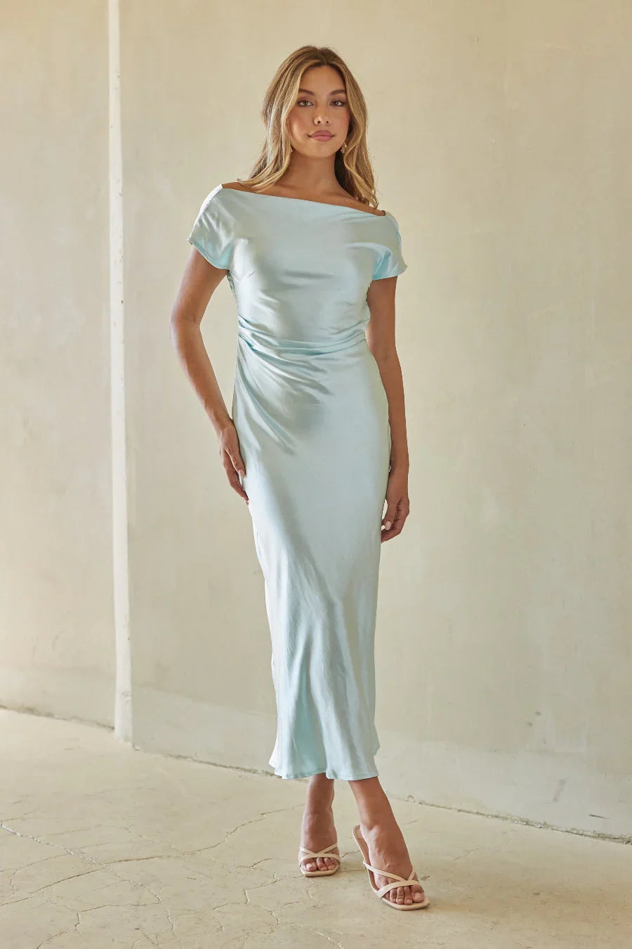 Kaiden Satin-Midikleid mit Wasserfallausschnitt