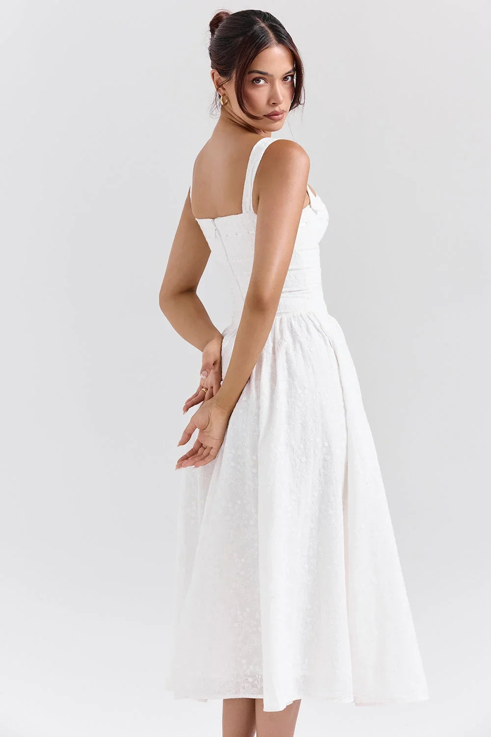 weißes Broderie-Anglaise-Midi-Sommerkleid