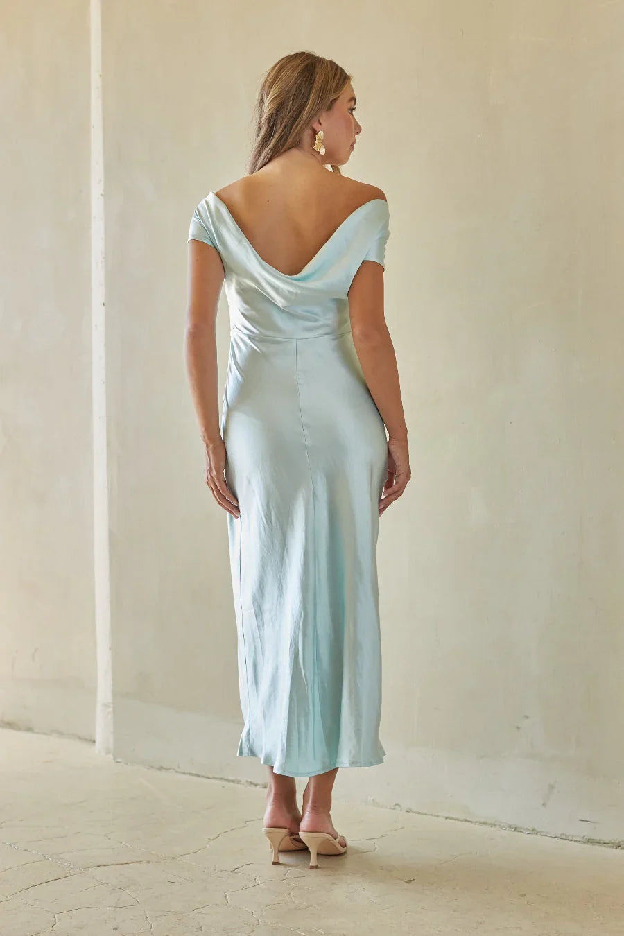 Kaiden Satin-Midikleid mit Wasserfallausschnitt