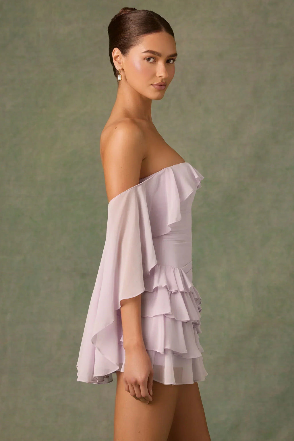 Schulterfreies, gerafftes Minikleid in Flieder