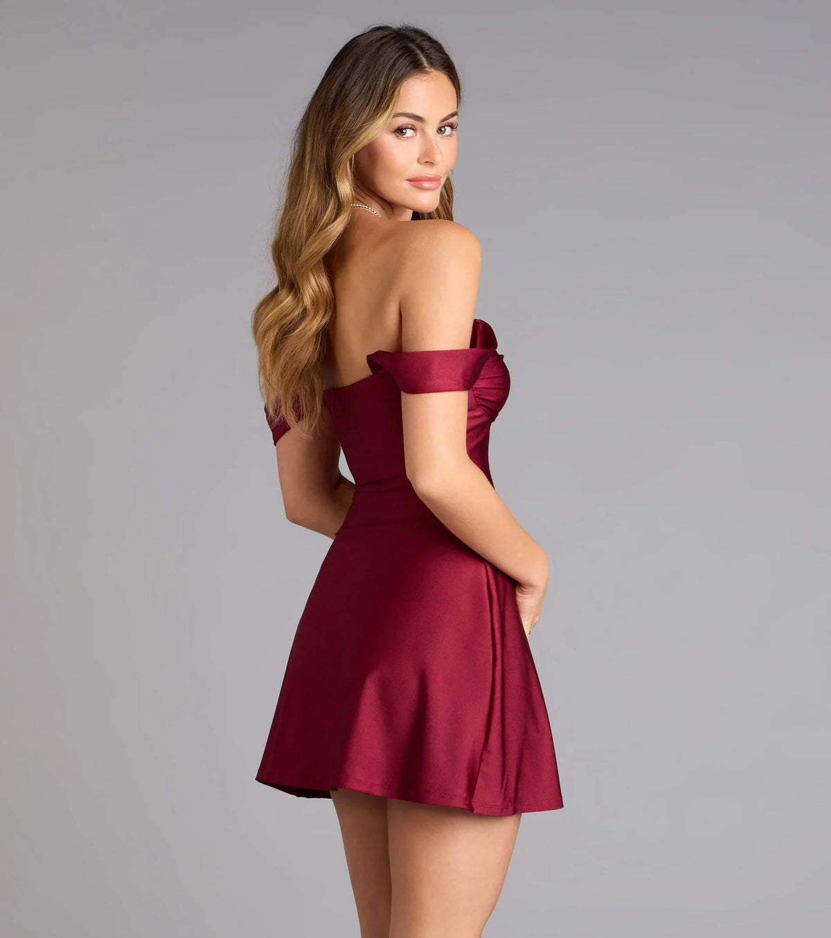 Klassisches Off-Shoulder Mini-Satin-Kleid in A-Linie